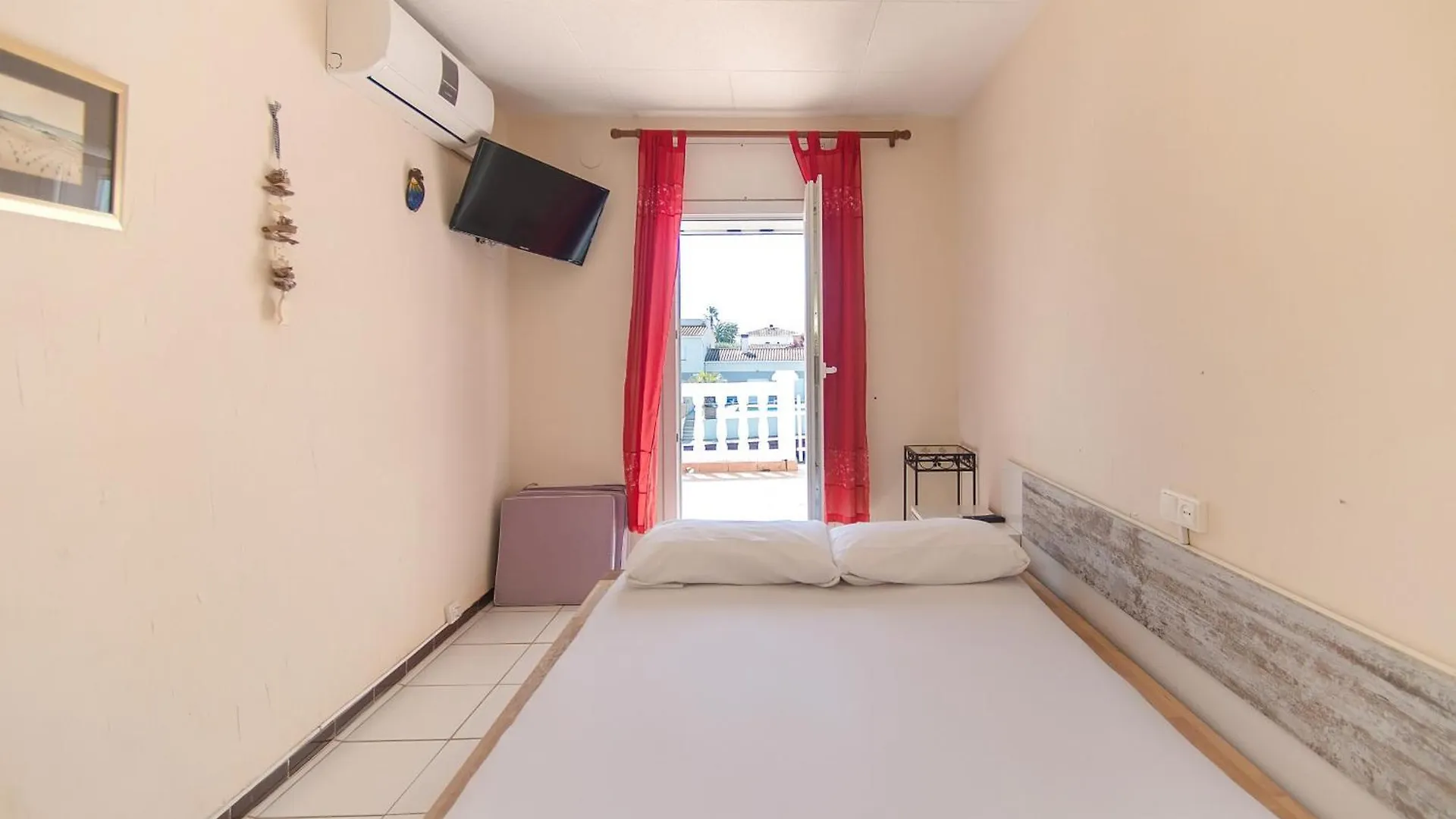 Welcs Casa 240 Emp Con Piscina Y Vista Al Canal Empuriabrava 0*,  Spanien