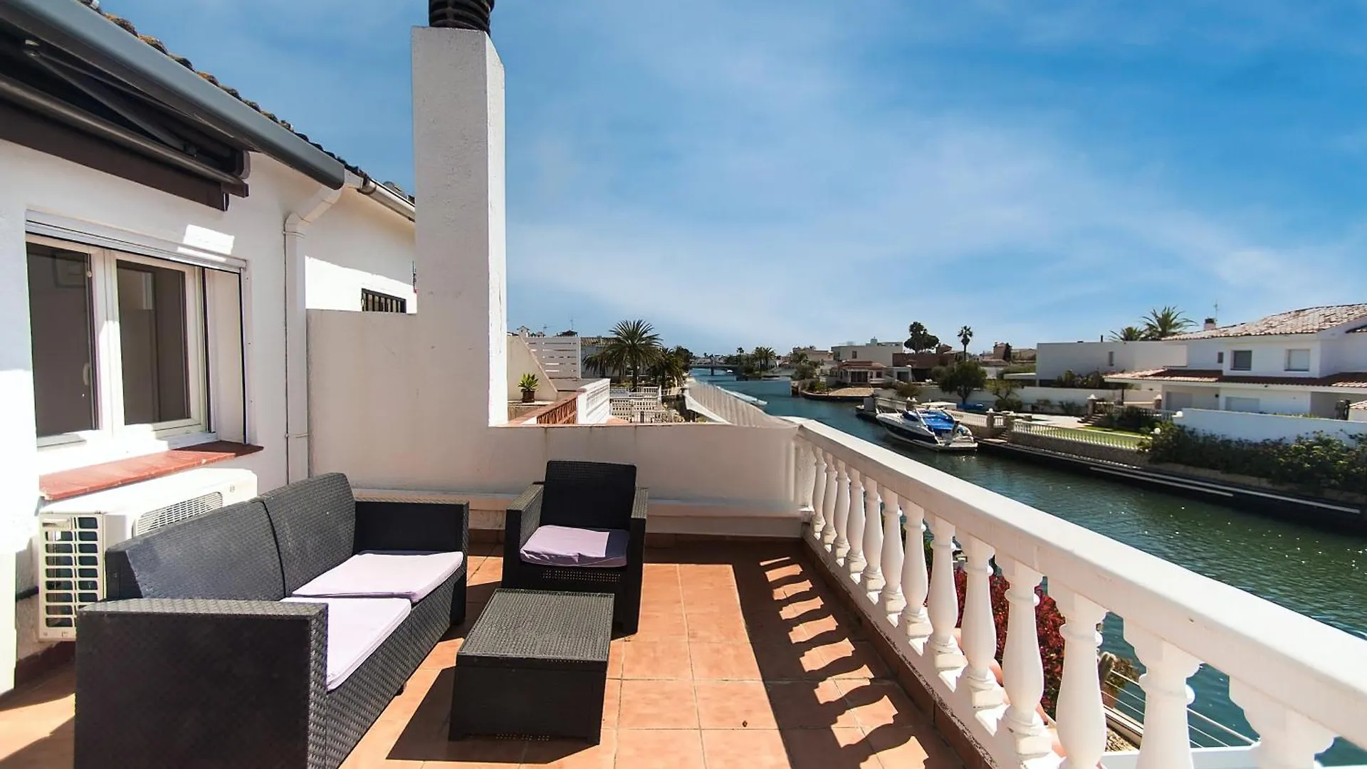 Welcs Casa 240 Emp Con Piscina Y Vista Al Canal Empuriabrava 0*,  Spanien